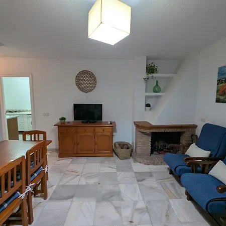 Adosado En Con Piscina Y Chimenea, Cerca De La Playa *